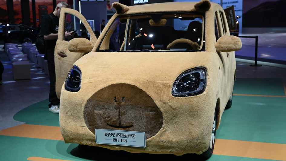 Ein Mini-EV von der chinesischen Marke Wuling steht auf einem Messestand. 