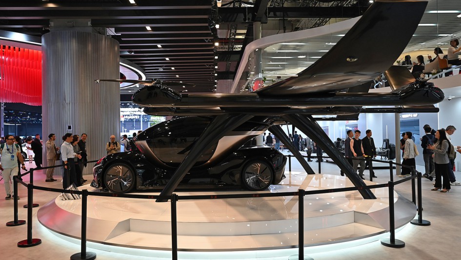 Ein Flugtaxi steht auf dem Stand der chinesischen Traditionsmarke Hongqi.