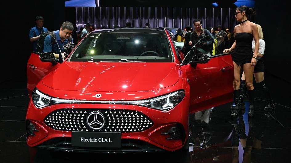 Ein Mercedes-Benz CLA in der Langversion wird auf der Messe Auto Shanghai 2025 vorgestellt.