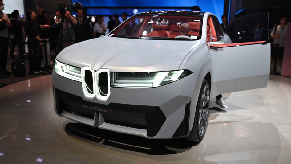 Das BMW Concept-Auto "Neue Klasse" steht auf einem Messestand.
