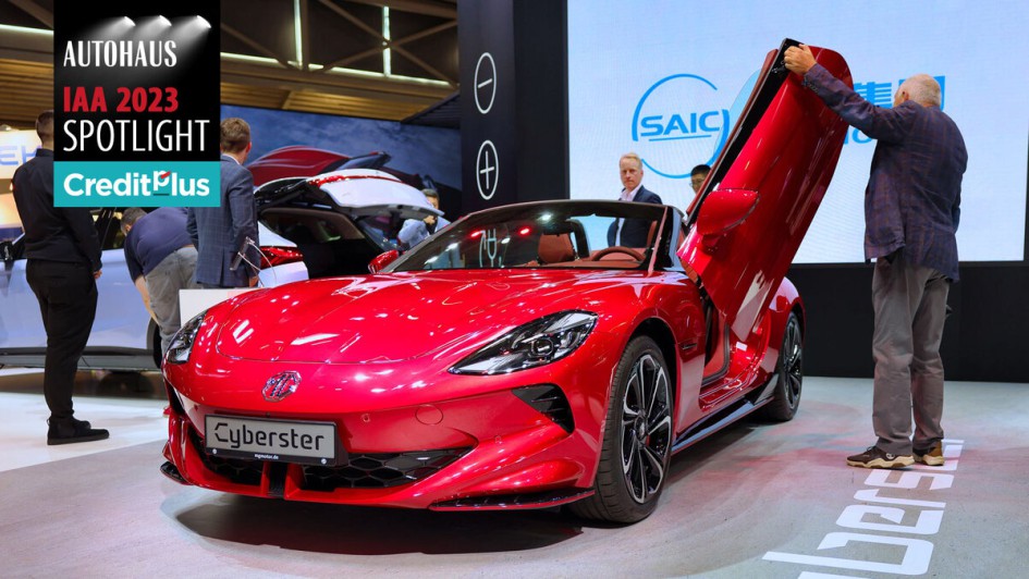 Roter MG Cyberster mit offener Flügeltür auf der IAA
