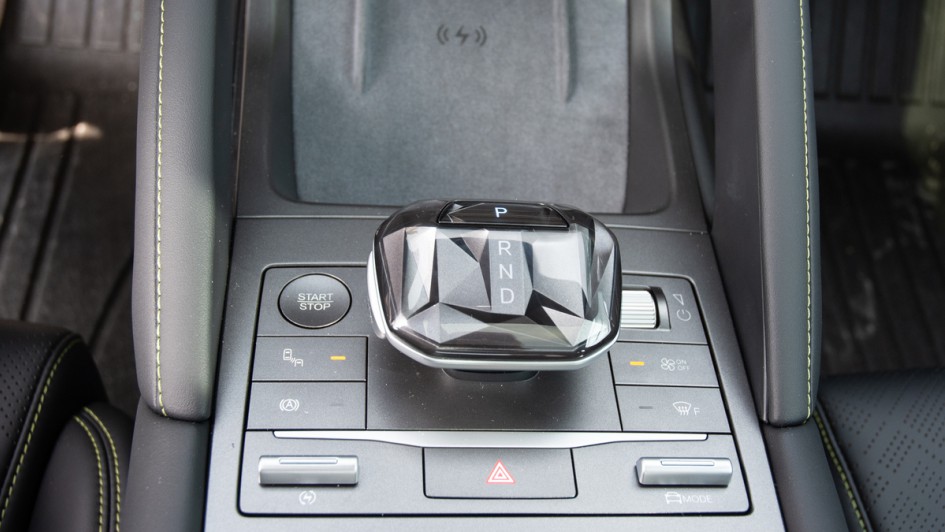 BYD Atto 2, Elektroauto, Motor, Innenraum, Ladesäule, Wählhebel