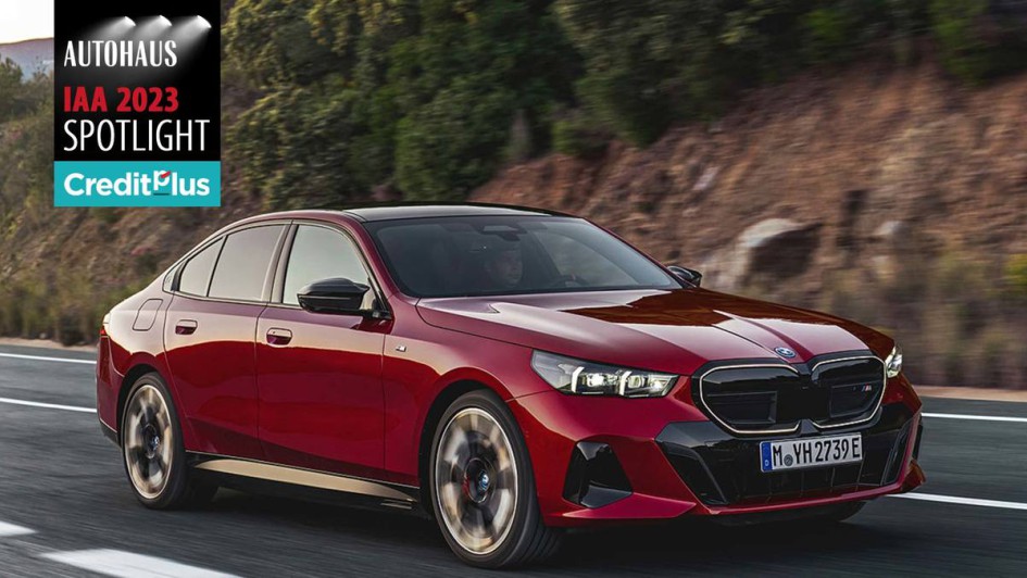 Dunkelroter 5er BMW auf der Straße