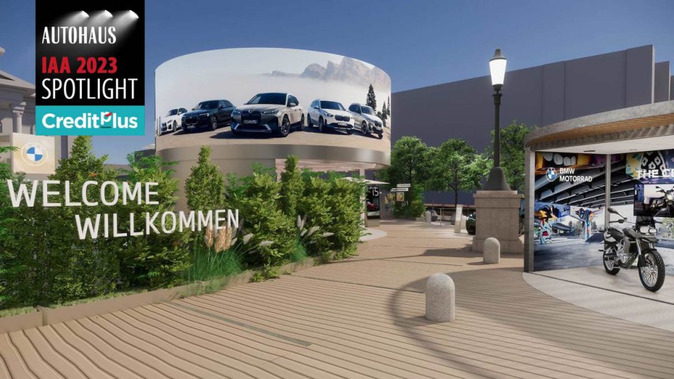 Messepräsentation der BMW Group unter freiem Himmel mit Fahrzeug-Screen und Motorrädern