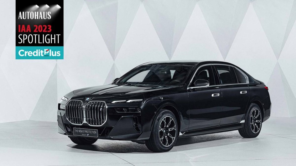 Schwarzer BMW i7 vor weißem Hintergrund