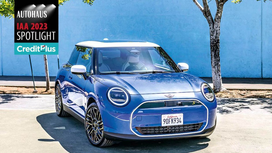 Vollelektrischer blauer Mini Cooper in der Sonne
