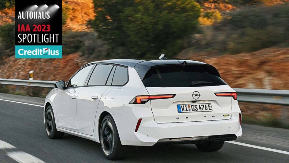 Heckansicht eines weißen Opel Astra auf der Straße