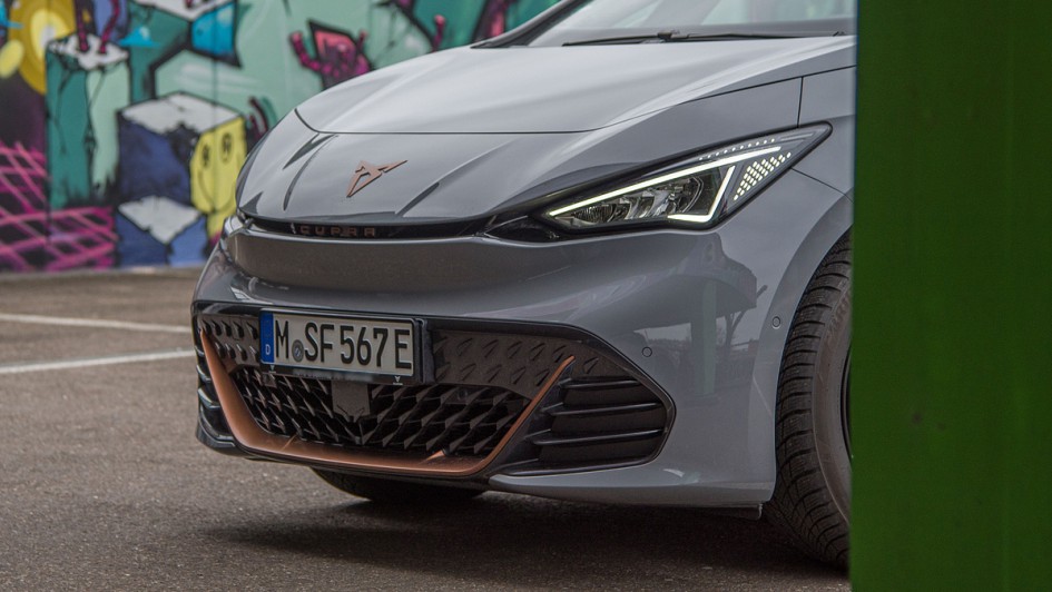 Die Scheinwerfer des Cupra Born leuchten zwar gut, eine Matrixfunktion wäre dennoch wünschenswert. Die wird mit dem Facelift 2026 Einzug halten.
