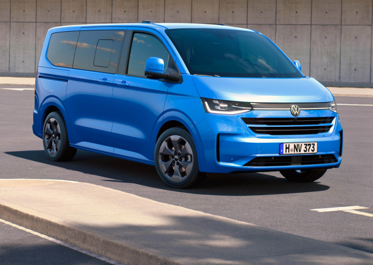 VW Caravelle (2025) in Mid Blue Metallic schräg von vorn in Nahaufnahme