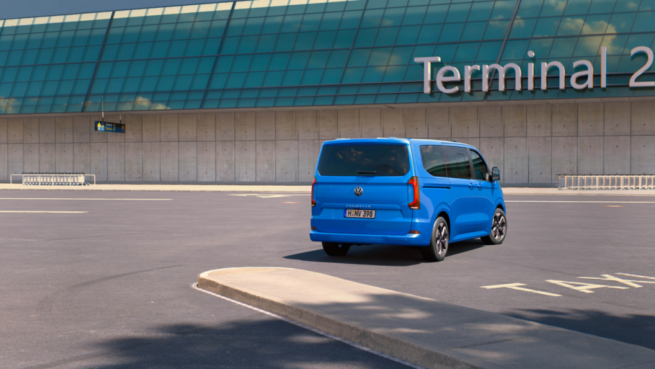 VW Caravelle (2025) in Mid Blue Metallic von hinten fotografiert