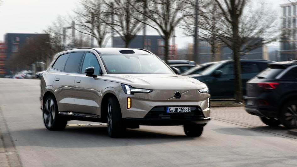 Volvo EX90 fährt am Dänischen Pavillon los.