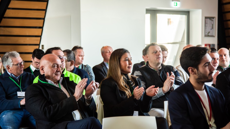 Teilnehmer beim Applaus nach einem Vortrag beim Autoflotte Business Forum