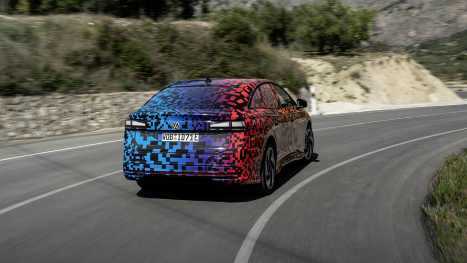 VW ID.7 fahrend von hinten mit Tarnfolie auf Straße