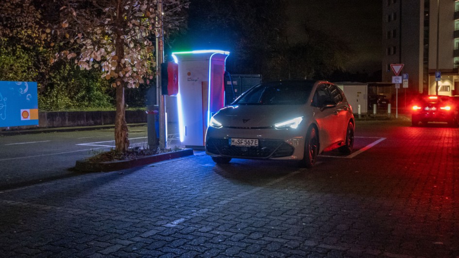 Nachts an einer Shell Recharfge ladender Cupra Born