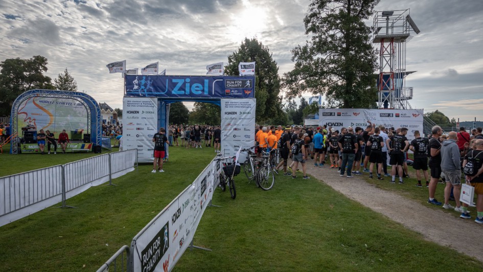 ALD und Leaseplan Run For Charity die Läufer finden sich am Start-und-Ziel-Punkt ein