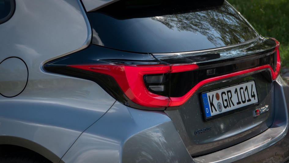 Detailansicht der Heckscheibe des GR Yaris ohne Heckscheibenwischer.