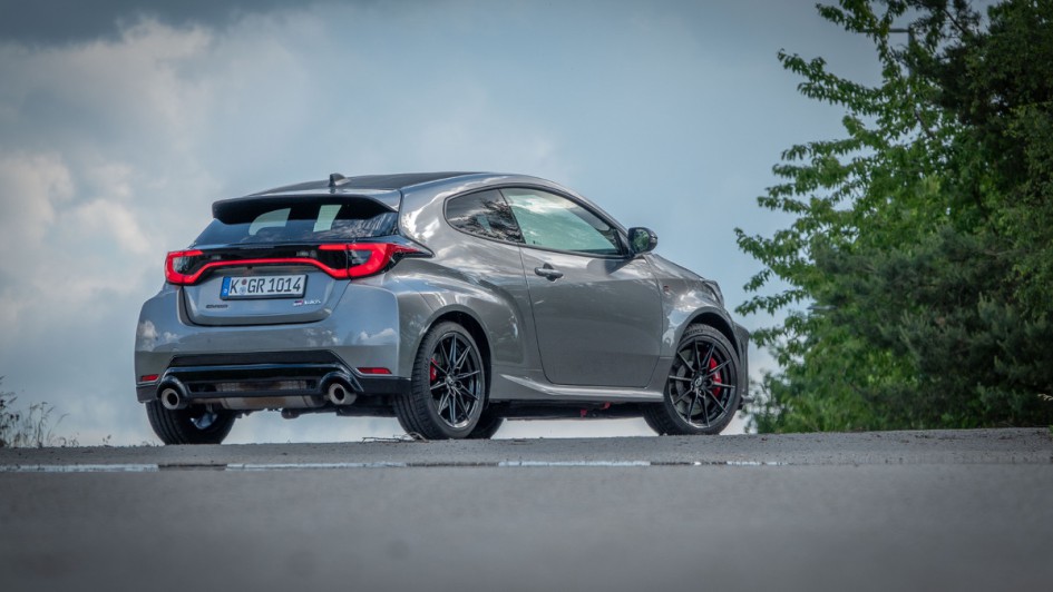 Toyota GR Yaris in Deep Metal Grey stehend von hinten gegen den Himmel fotografiert
