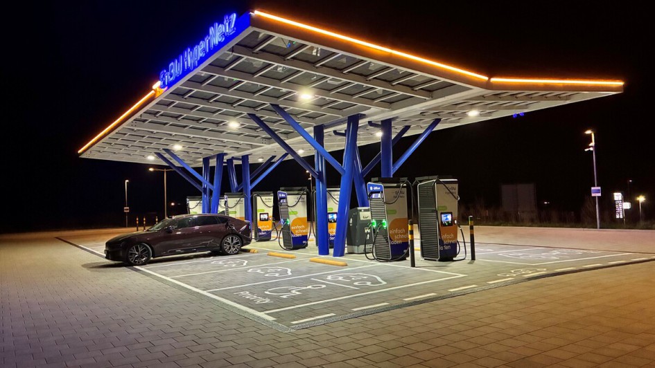 Volvo ES90 lädt nachts an einem Ladepark von EnBW.