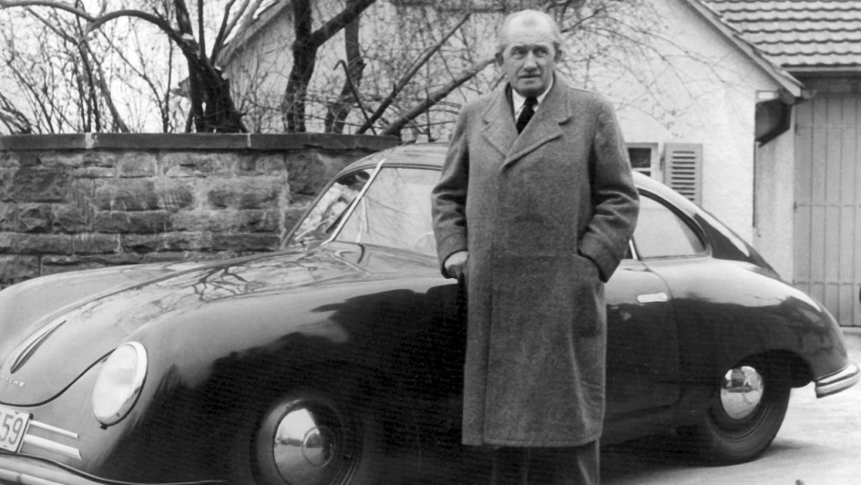 Stuttgart: Ferdinand Porsche am 27. März 1950 vor einem Porsche vor seiner Stuttgarter Wohnung. 