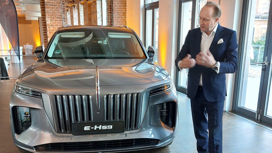 Chefdesigner Giles Taylor am Hongqi E-HS9
