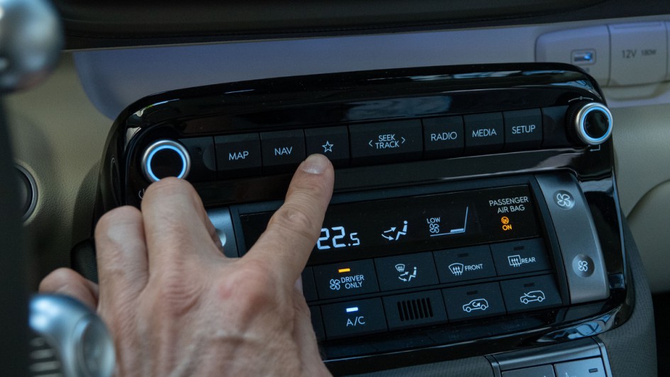 Favoritentaste im Hyundai Inster unterhalb des Infotanimentbildschirms