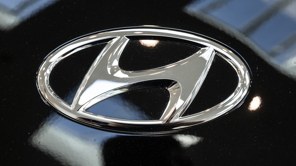 Das Logo des koreanischen Autoherstellers Hyundai, fotografiert auf einem Fahrzeug im Showroom der Unternehmenszentrale in Offenbach.