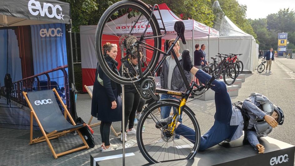Messestände von Fahrradanbietern auf der IAA Mobility 2021