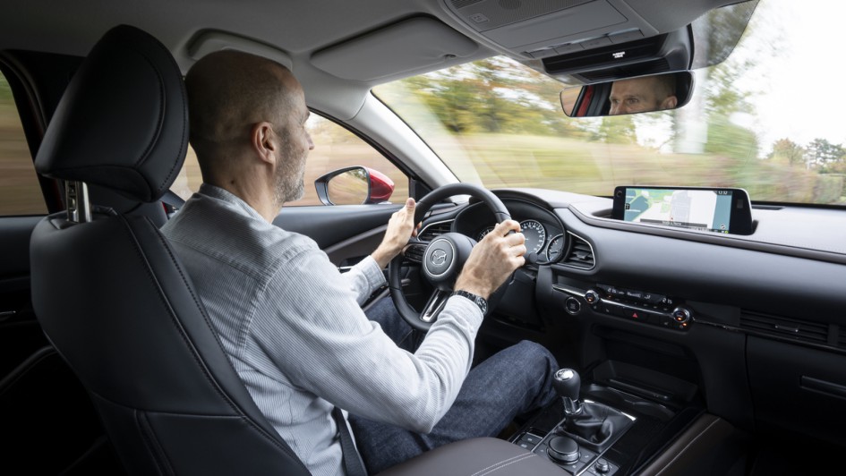 Fotoaufnahme während der Fahrt von hinten über die Schulter des fahrers