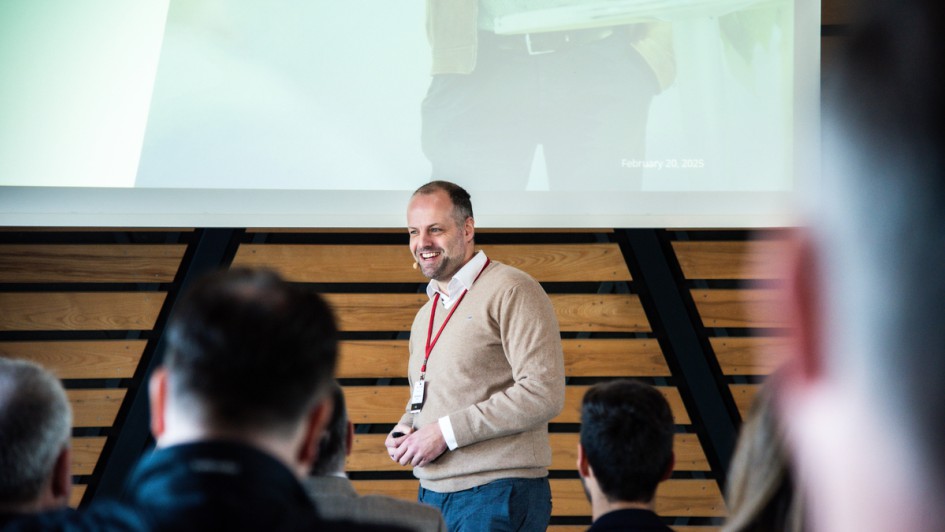Dr. Moritz Neukirchner von Elektrobit bei seinem Vortrag auf dem Autoflotte Business Forum in Hannover im Februar 2025