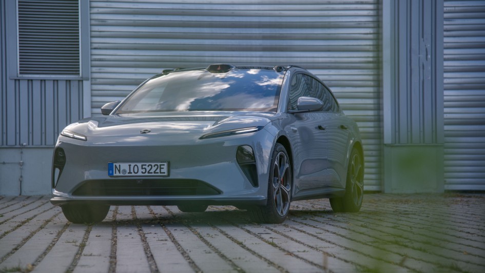 Nio ET5 Frontansichtvor Garage