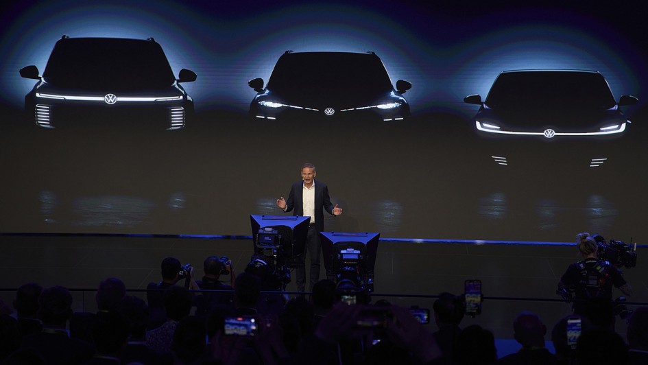 Oliver Blume, Vorstandsvorsitzender des Volkswagen Konzerns, spricht während eines Medienabends von Volkswagen im Vorfeld der Auto Show Shanghai