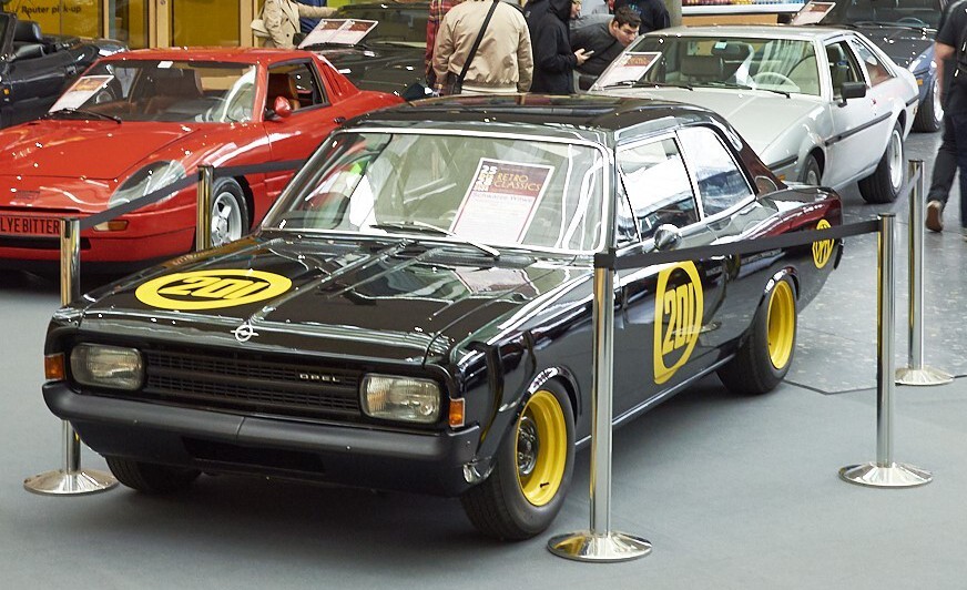 Opel Rekord Rennwagen in schwarz mit gelber Schrift