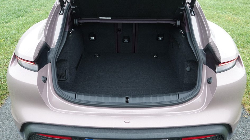 In den Kofferraum (446 Liter) passt genau dieser rein: ein großer Koffer.