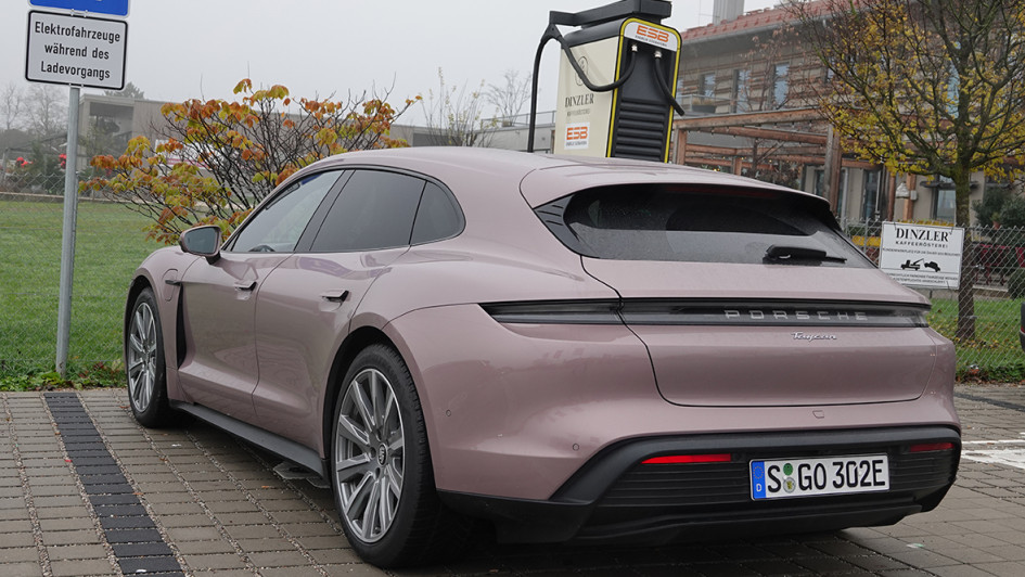 Ist das Ladekabel flexibel, dann passt es sicher an den Porsche. Bei recht starren HPC-Kabeln kann dies anders aussehen.