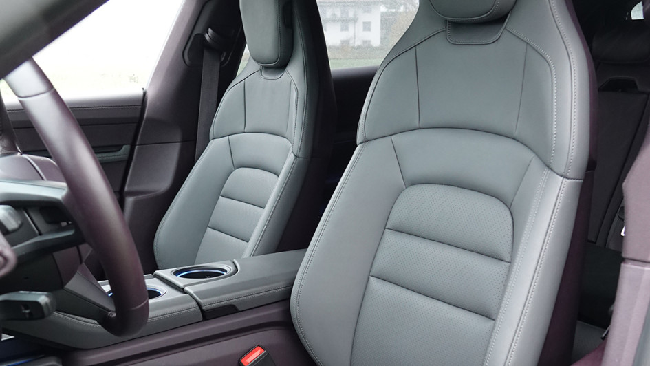 Die vorderen Komfortsitze sind in acht Wegen gut einstellbar. Wer 14 Anpassungsvarianten und die Memoryfunktion braucht, zahlt 1.230 Euro (netto) drauf.