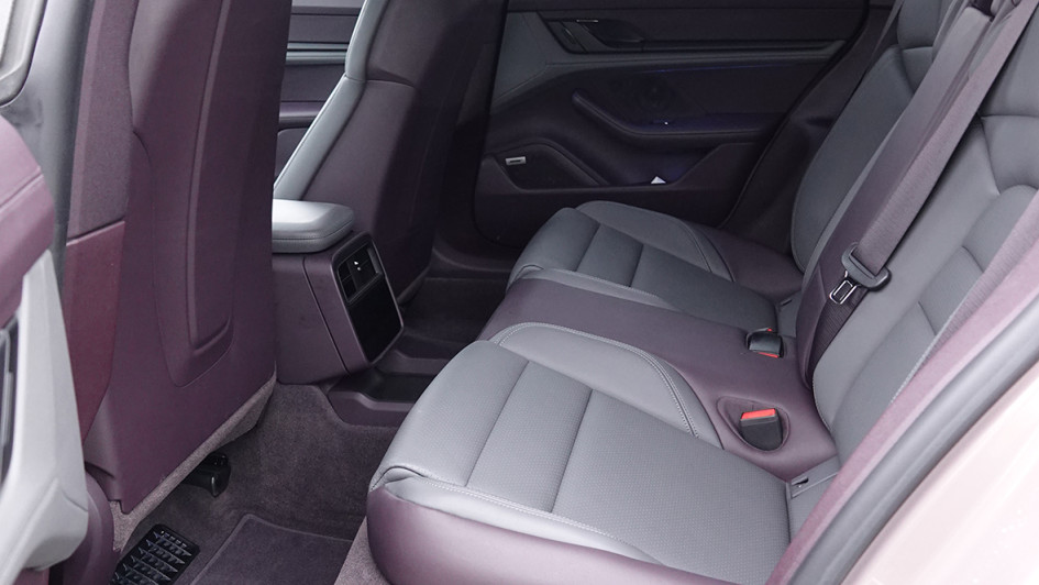 Bequem ist es auf allen vier Sitzen selbstredend bei einem Radstand von 2,90 m und wegducken muss sich auch im Fond niemand.