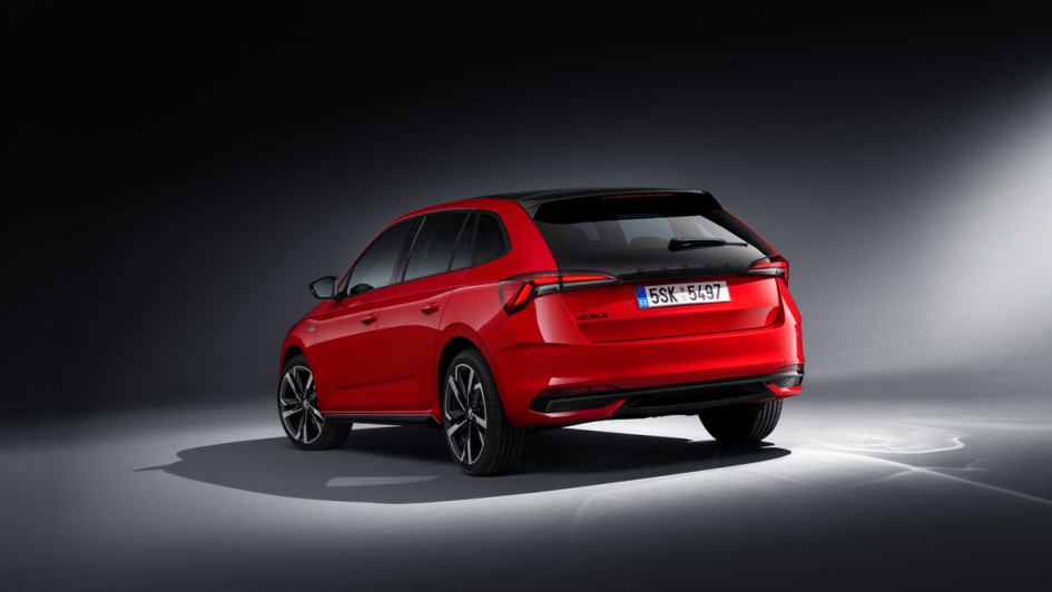 Skoda Scala in der Ausstattungslinie Monte Carlo in rot Aufnahme schraeg von hinten im Studio