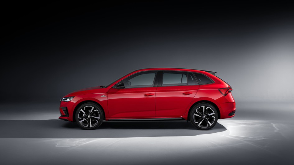 Skoda Scala in rot Aufnahme Seitenansicht