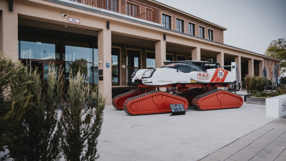 Snowcat vor der Motorworld München