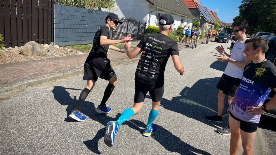 ALD und Leaseplan Run For Charity Staffelstabübergabe Läufer 5 auf Läufer 6