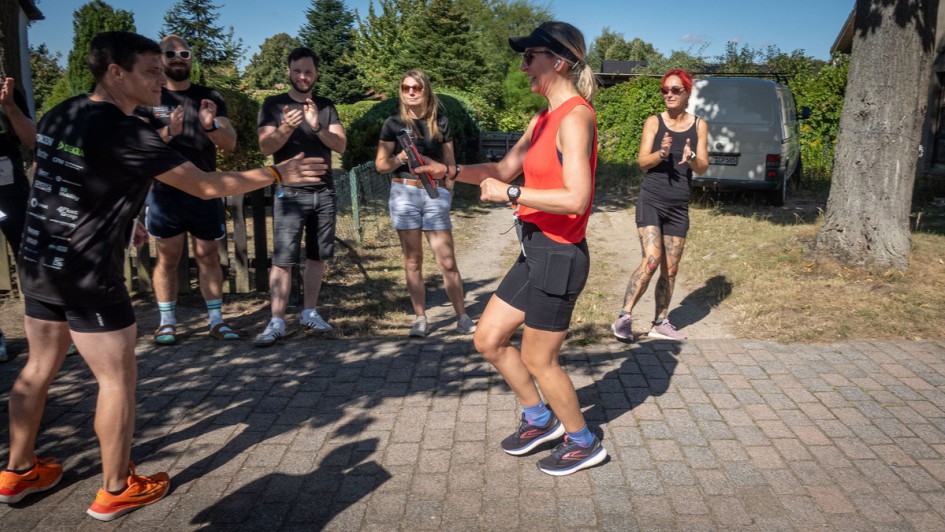 ALD und Leaseplan Run For Charity Übergabe Staffelstab von Läuferin 4 auf Läufer 5