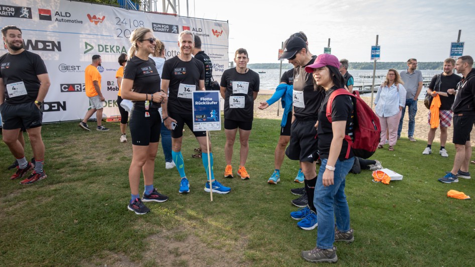 ALD und Leaseplan Run For Charity Teambesprechung kurz vor dem Start