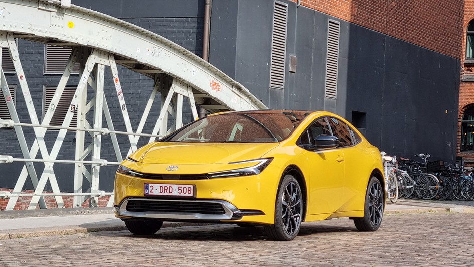 Kantige 4,60 Meter bringt der Toyota-Phev mit und vor allem 164 kW/223 PS Systemleistung.