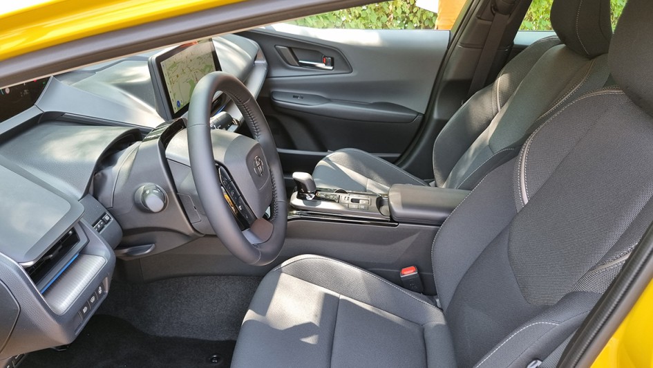 Das Cockpit ist im Markenstil, hat also noch genug Schalter und manuelle Elemente.