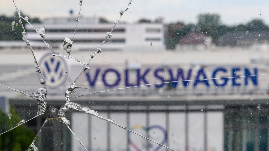 Sachsen, Chemnitz: Blick durch eine gebrochene Fensterscheibe auf das Motorenwerk von Volkswagen in Chemnitz.