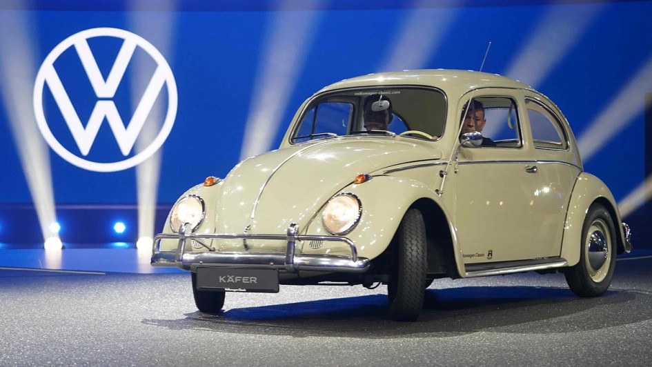 Ein VW Käfer steht auf der Bühne im CCH (Congress Center Hamburg).