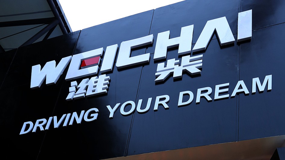 Schriftzug des chinesischen Konzerns Weichai auf einer Messe